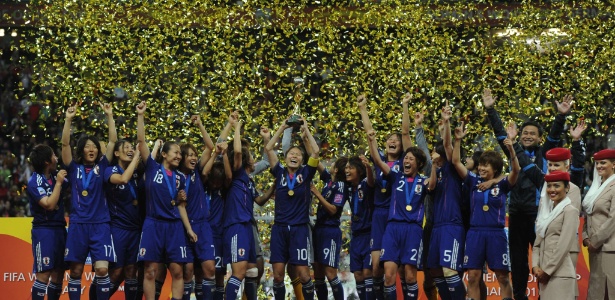 Japonesas levantam a taça do Mundial feminino sob chuva de papel