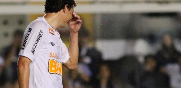 Elano lamenta a penalidade desperdiçada na partida contra o Flamengo na Vila Belmiro 
