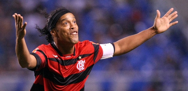 Ronaldinho Gaúcho dá passe para gol de Thiago Neves e e comemora o seu contra o Grêmio