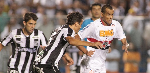 http://e.imguol.com/esporte/2011/08/10/rivaldo-enfrenta-marcacao-forte-de-defensores-do-ceara-durante-jogo-do-sao-paulo-pela-sul-americana-1313021859315_615x300.jpg