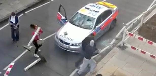 Chelsea Ives é flagrada em imagens de TV depredando carro de polícia em Londres