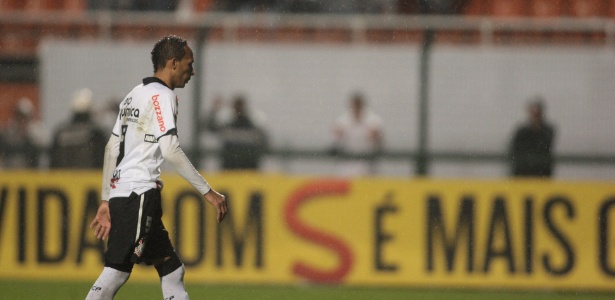 http://e.imguol.com/esporte/2011/08/20/liedson-deixa-o-campo-apos-derrota-do-corinthians-para-o-figueirense-pelo-campeonato-brasileiro-1313882368924_615x300.jpg