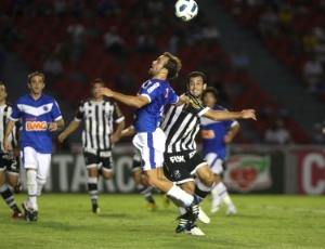 Roger, em ação contra o Ceará, quer uma boa preparação do Cruzeiro para enfrentar o rival Atlético