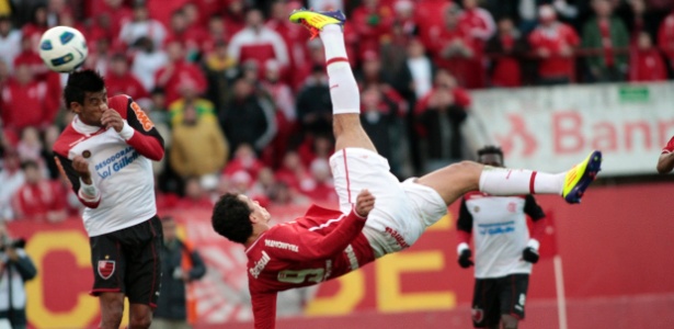 http://e.imguol.com/esporte/2011/08/21/leandro-damiao-da-uma-bicicleta-para-garantir-o-empate-do-inter-na-partida-contra-o-flamengo-1313961038804_615x300.jpg