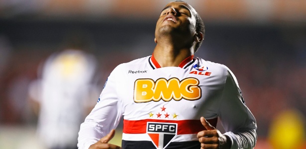 http://e.imguol.com/esporte/2011/08/24/apos-marcar-belo-gol-em-jogo-contra-o-ceara-lucas-comemora-1314239230848_615x300.jpg