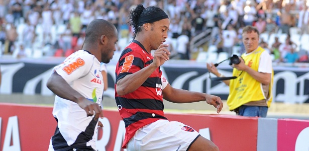 http://e.imguol.com/esporte/2011/08/28/ronaldinho-gaucho-tenta-escapar-de-marcacao-durante-classico-entre-flamengo-e-vasco-1314561984636_615x300.jpg