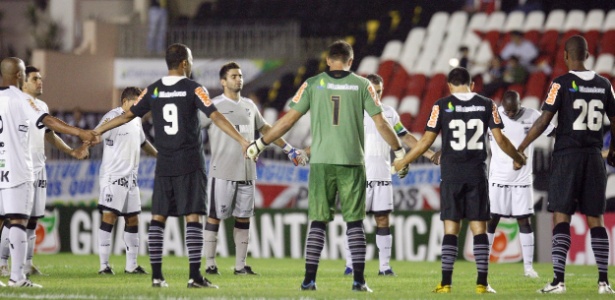 http://e.imguol.com/esporte/2011/08/31/jogadores-de-vasco-e-ceara-rezam-por-ricardo-gomes-antes-da-partida-pelo-campeonato-brasileiro-1314827713717_615x300.jpg