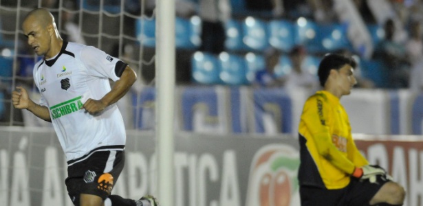 http://e.imguol.com/esporte/2011/08/31/julio-cesar-comemora-apos-marcar-na-goleada-do-figueirense-sobre-o-cruzeiro-4-a-2-1314841934424_615x300.jpg