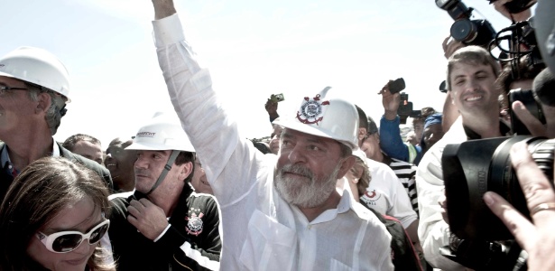 Ex-presidente Lula comparece ao Itaquerão e aprecia o contrato da obra da arena