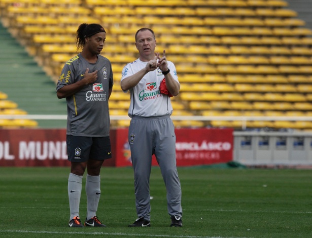 Mano Menezes conversa com Ronaldinho - Córdoba Argentina (13/09/2011)