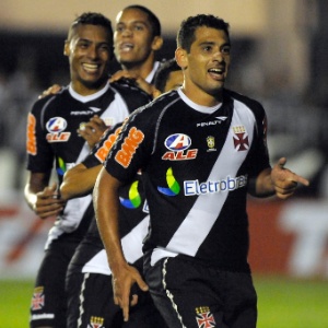 Os jogadores do Vasco comemoram mais uma vitória do time em São Januário: domínio em casa