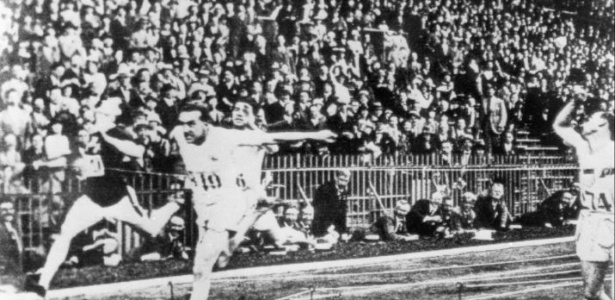 Chegada da final dos 100 m dos Jogos Ol mpicos de Paris1924 vencida pelo