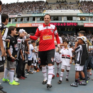 Goleiro Rogério Ceni ainda não tem a presença na partida contra o Avaí confirmada pelos médicos