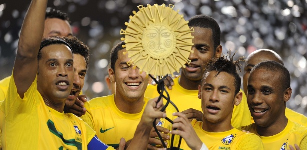 Gaúcho e Neymar levantam troféu do Superclássico das Américas após vitória por 2 a 0