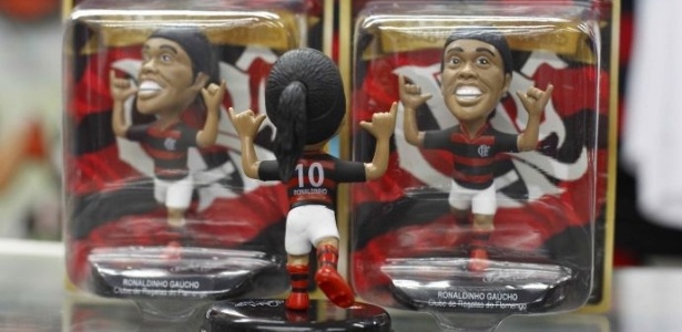 Boneco do Ronaldinho Gaúcho começou a ser vendido nesta sexta-feira