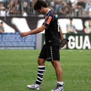 Juninho deixou o campo muito abatido após a lesão sofrida no jogo de domingo, contra o Corinthians