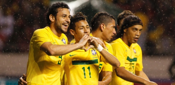 Fred comemora com Neymar o gol feito pelo atacante contra Costa Rica