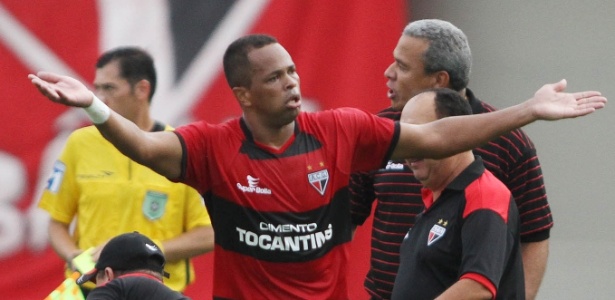 http://e.imguol.com/esporte/2011/10/16/anselmo-comemora-ao-marcar-para-o-atletico-go-contra-o-sao-paulo-161011-1318801634277_615x300.jpg