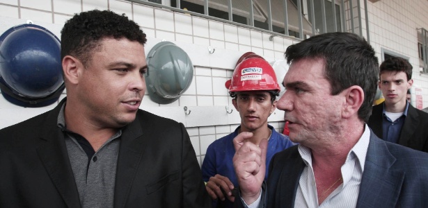Ronaldo e Andrés Sanchez conversam no Itaquerão durante anúncio da abertura
