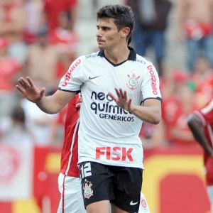 Alex marcou o gol de empate do Corinthians contra o Internacional e logo depois reclamou de dores