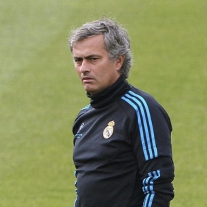 O técnico José Mourinho acompanha treino do Real Madrid: Kaká é confirmado contra o Gijón