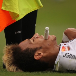 Ricardo Nogueira/FolhaPress Caído no chão, Neymar coloca na boca peça de papel higiênico atirado pela torcida do Vasco