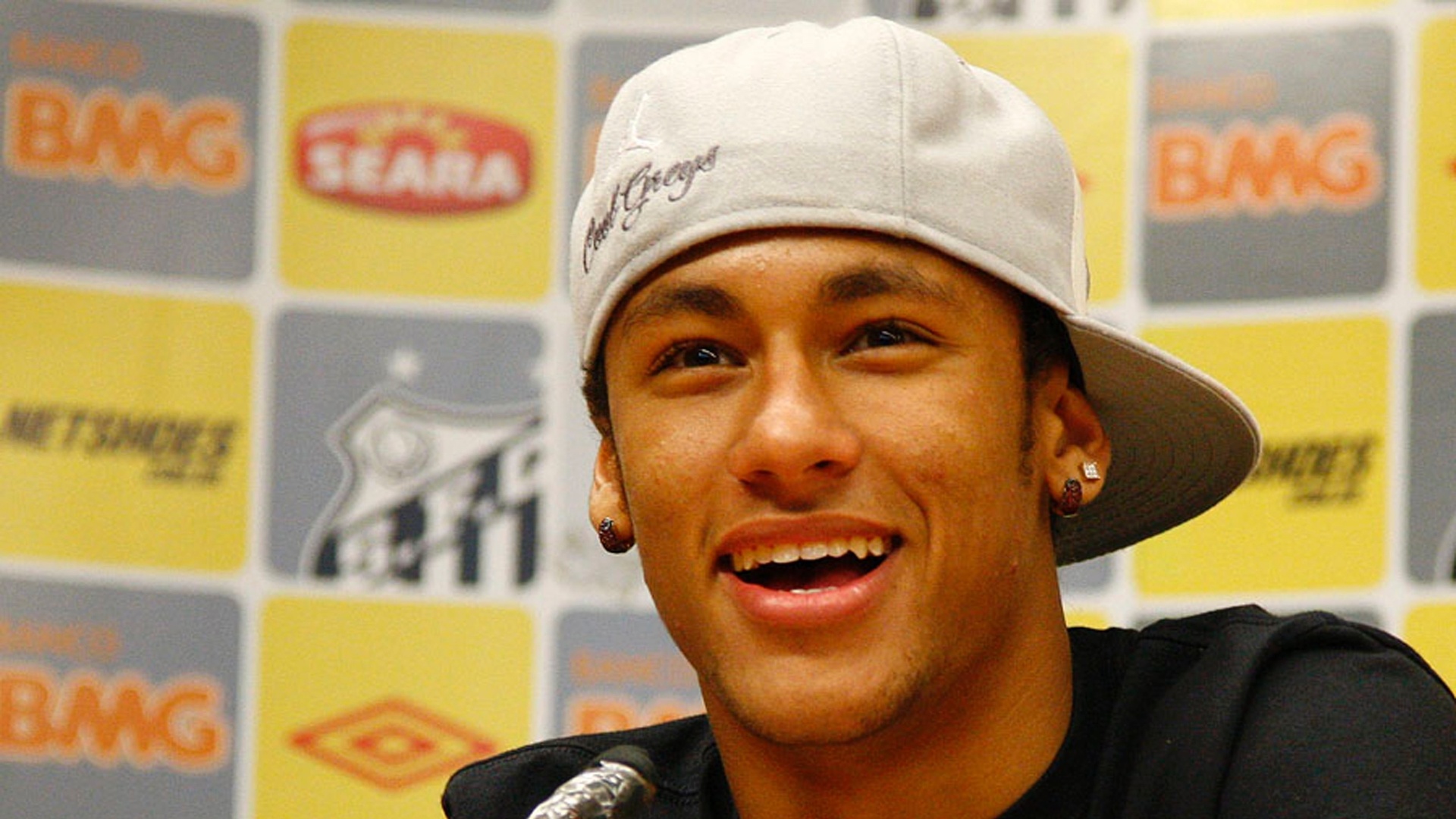 Neymar anunciou nesta quartafeira que permanece no Santos at 2014