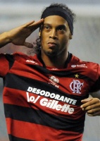 pelo brasil: Ronaldinho está invicto pelo Fla em clássicos, mas ainda não fez gol
