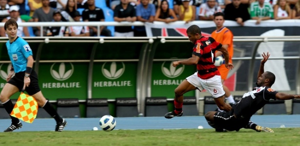 Junior Cesar sofre falta no empate de 1 a 1 com o Vasco, na última rodada do Brasileiro