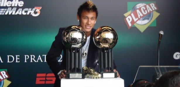 Neymar exibe os prêmios: melhor jogador do BR, troféu ao time ideal e artilheiro de 2011