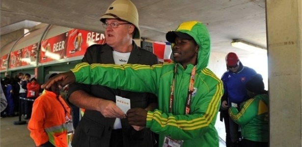 Voluntário dá informação a turista na Copa do Mundo de 2010, na África do Sul