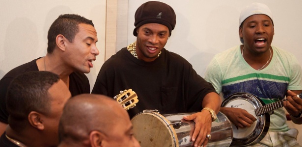 Como cantor, Ronaldinho recebeu elogios dos integrantes do Samba Pra Gente