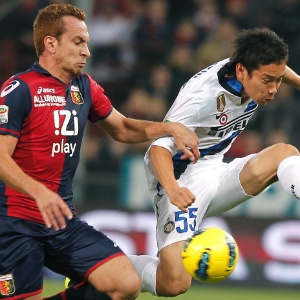 Zé Eduardo, do Genoa, marca Nagatomo durante partida contra a Inter de Milão pelo Italiano