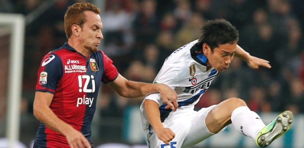 Zé Eduardo, do Genoa, marca Nagatomo durante jogo contra a Inter de Milão