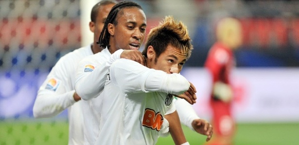 Neymar comemora com Arouca após abrir o placar para o Santos contra o Kashiwa Reysol