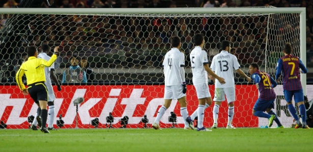 Adriano aproveita bobeira do goleiro Mohamed, do Al Sadd, para marcar o primeiro gol 