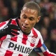 Atacante do Feyenoord pisa em camisa do PSV e zagueiro brasileiro responde: "idiota" 