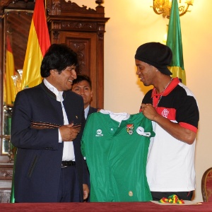 : Ronaldinho recebe homenagem de Evo Morales no hotel do Fla na Bolívia