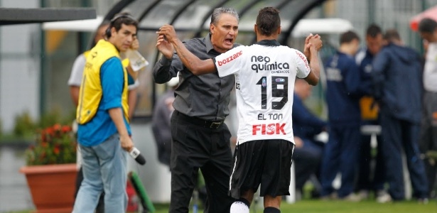 Bem-humorado, Tite brinca com corneteiros: "podiam me poupar um pouco"