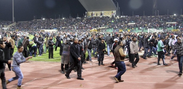 Gramado do Estádio  Port Said foi tomado por torcedores e gerou uma imensa tragédia  