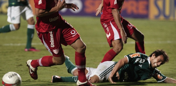 Valdívia é derrubado por jogador do Mogi Mirim na partida entre os times no Pacaembu
