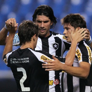 : Elkeson marca duas vezes, encerra jejum e Botafogo goleia o Olaria