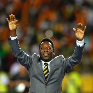 Pelé em sua última passagem pela África, no Gabão; ex-jogador sofreu um prejuízo em Angola