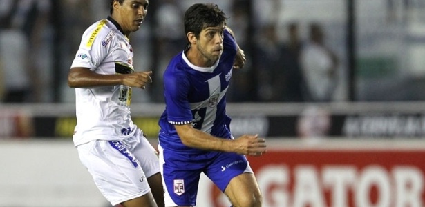 Juninho Pernambucano tenta se livrar de marcação durante vitória do Vasco sobre o Voltaço