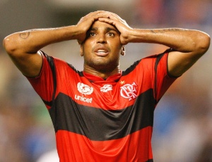 Atacante Deivid lamenta mais uma chance perdida com a camisa do Flamengo nesta temporada