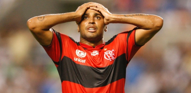 Atacante Deivid lamenta o incrível gol perdido na semifinal da Taça Guanabara