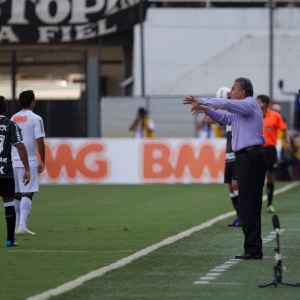 Tite orienta jogadores do Corinthians no clássico contra o Santos na Vila Belmiro, pelo Paulistão