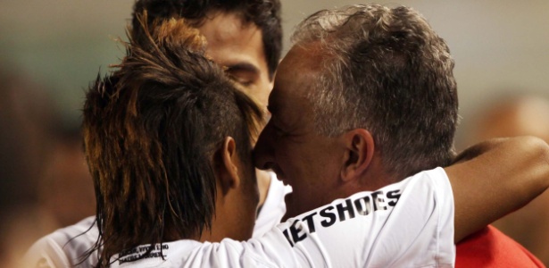 Neymar e Dorival Júnior conversam antes do jogo entre Santos e Internacional na Vila