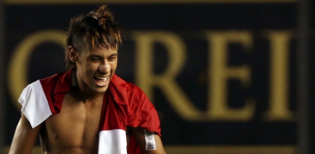 Neymar sorri depois da vitória do Santos sobre o Inter, jogo em que marcou três gols