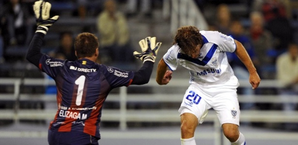 Insua, meia do Velez, tenta marcar o gol frente ao goleiro Marcelo Elizaga, Quito